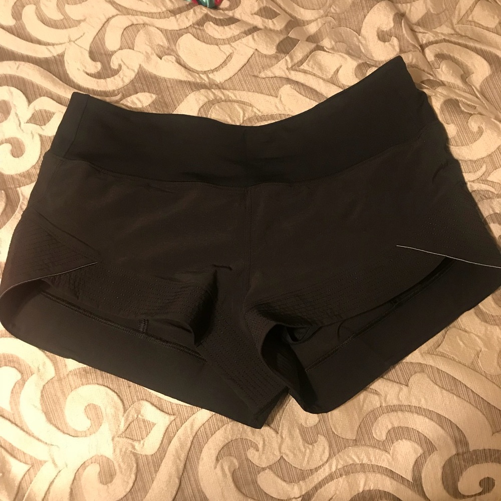 Size 8 Lululemon shorts speedy shorts 2 waystretch